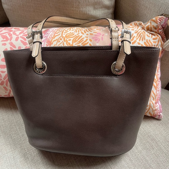 Michael Kors Large Cappuccino Colored Tote Bag with Tan Straps. - Picture 3 of 11